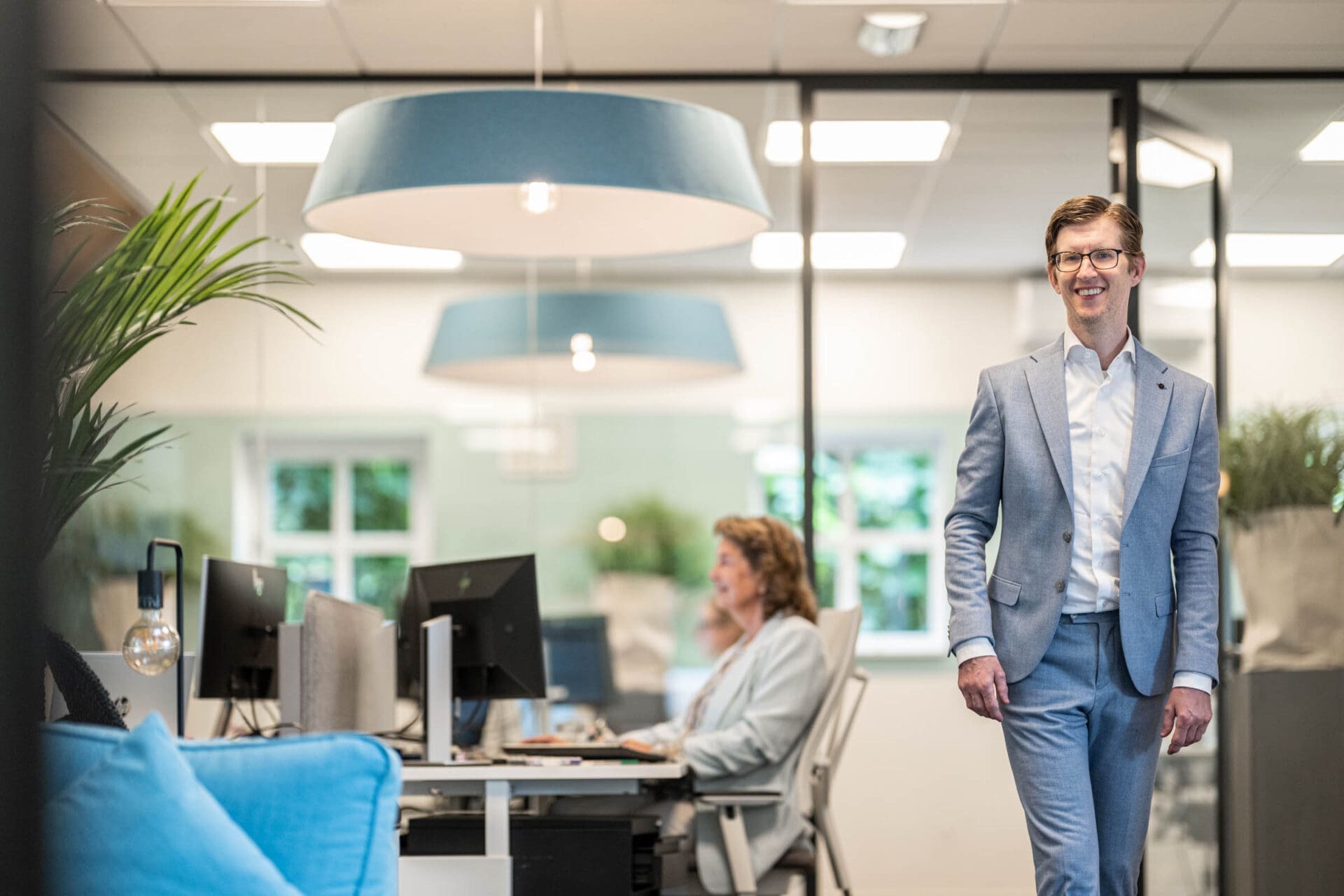 Medewerker van telt® loopt door de kantoortuin op het kantoor in Soest