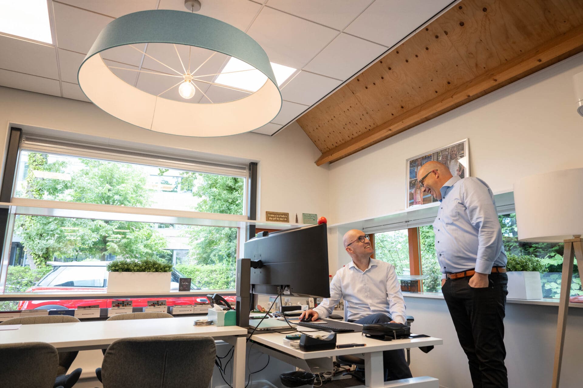 Twee collega's van telt® in overleg op het kantoor in Soest