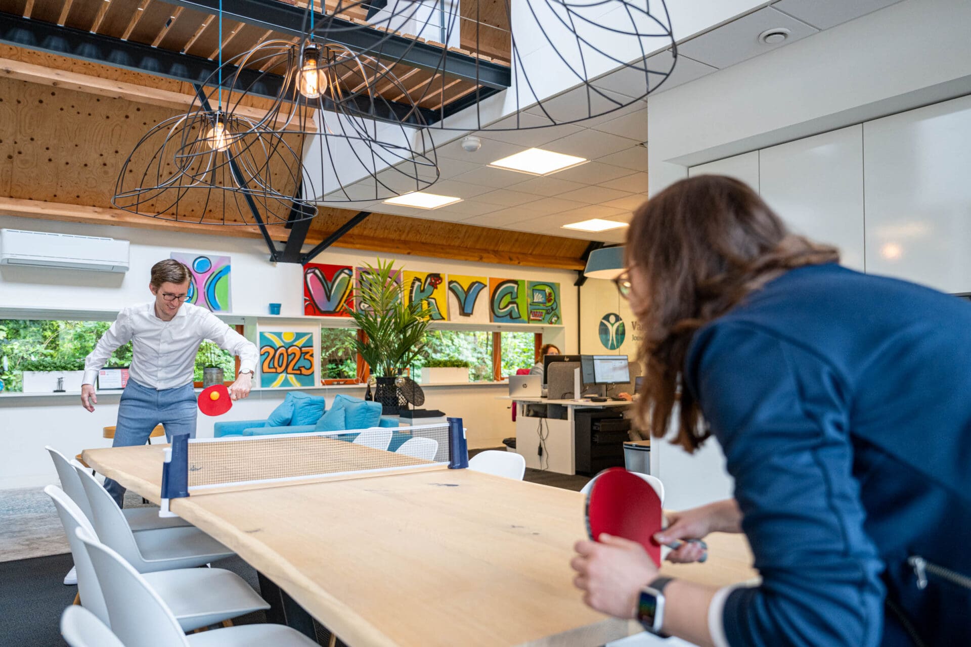 Collega's van telt® spelen tafeltennis op het kantoor in Soest