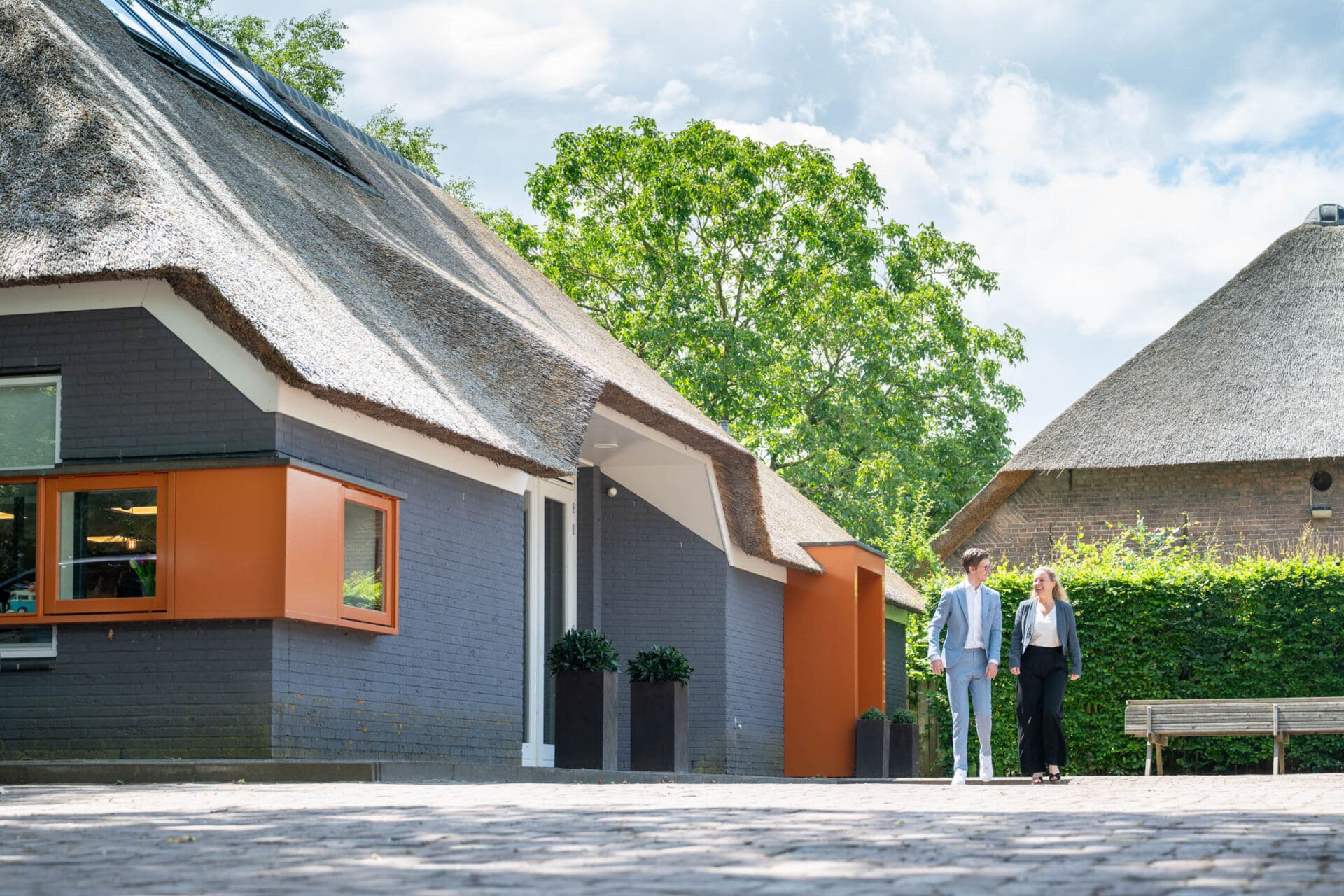 Het kantoorpand van telt® in Soest met twee medewerkers
