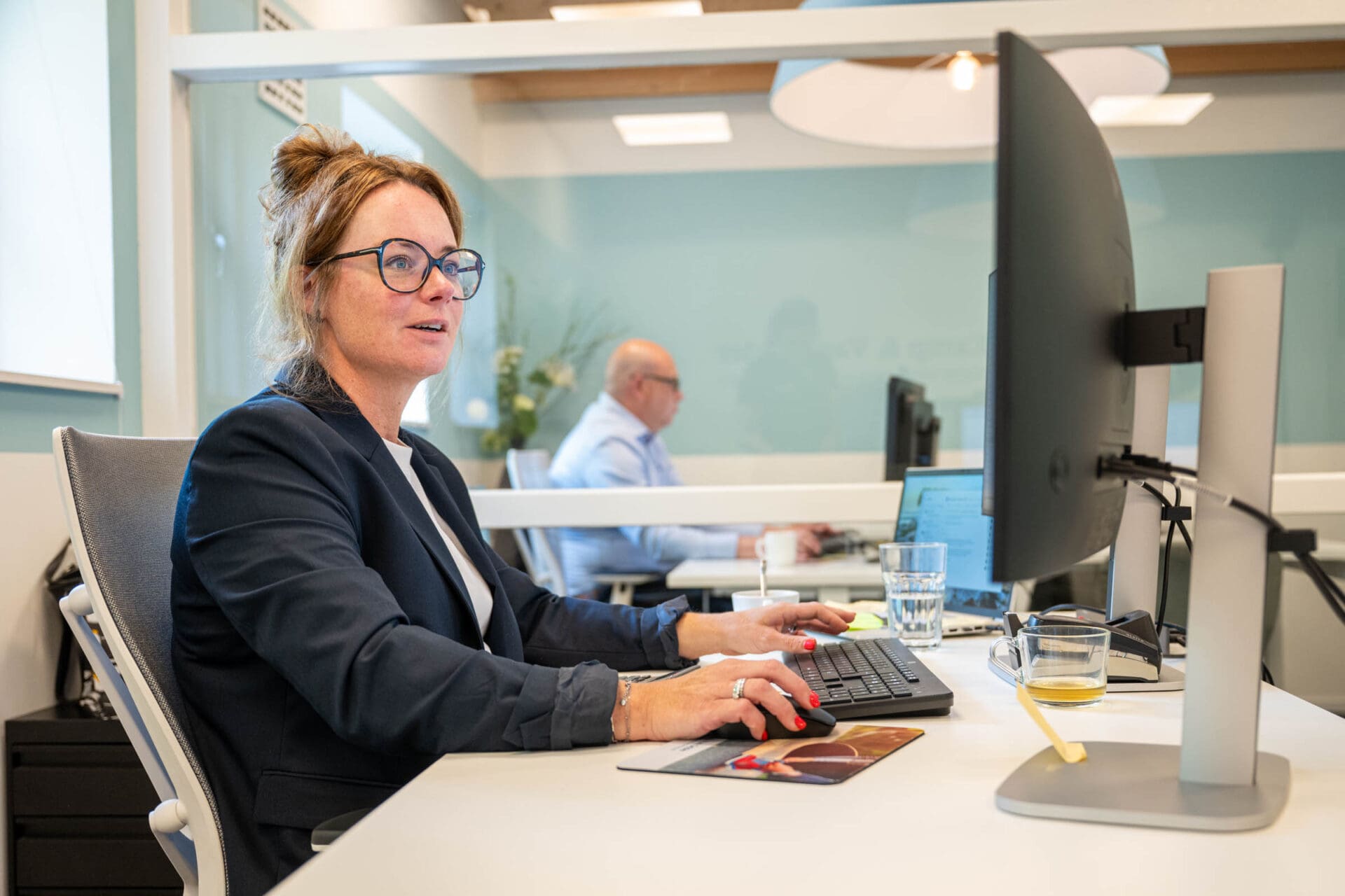 Medewerker van telt® aan het werk op het kantoor in Soest