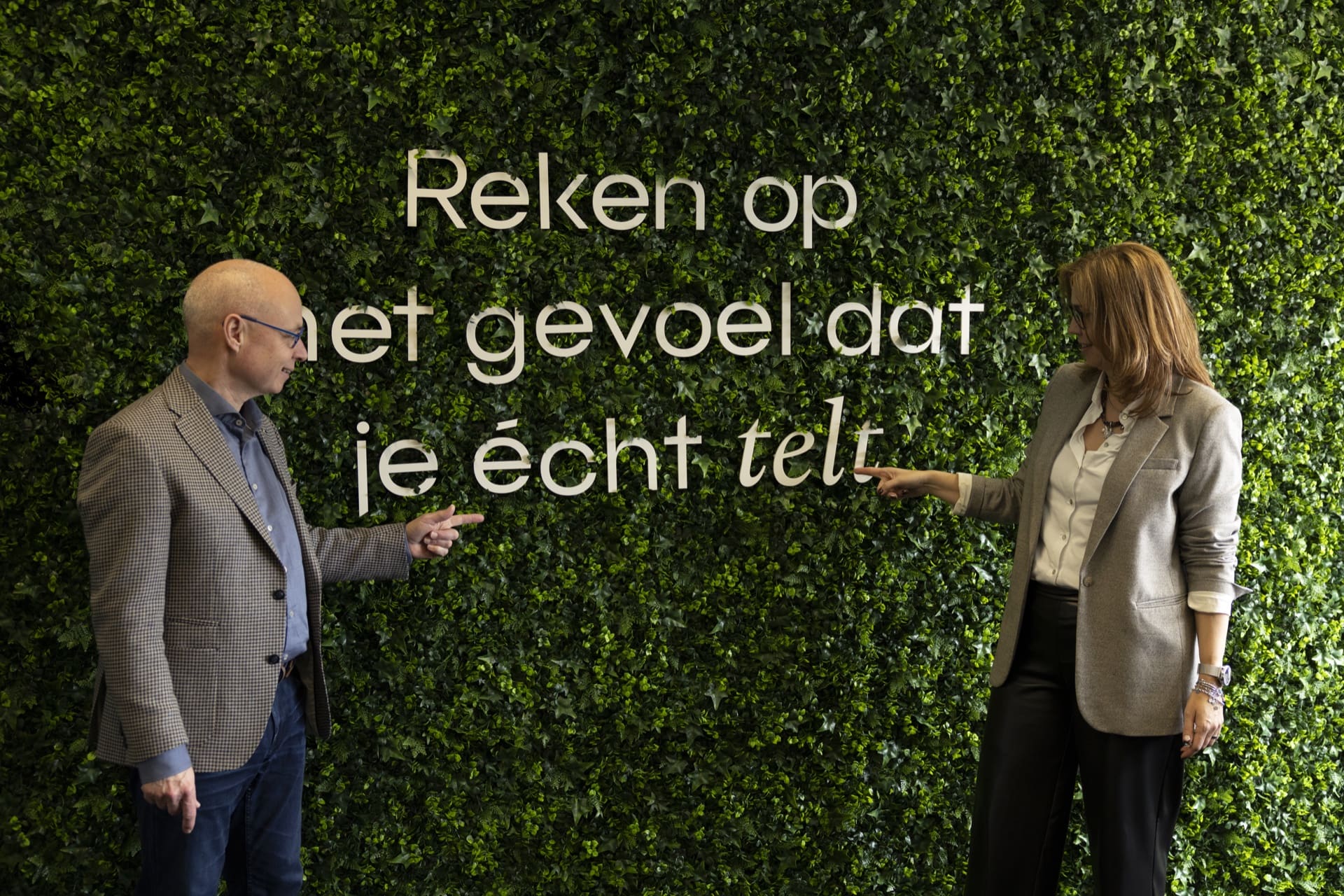 Leonie Poortvliet en Eric-Jan Sobels bij de groene wand in het kantoor van telt® in Hoofddorp