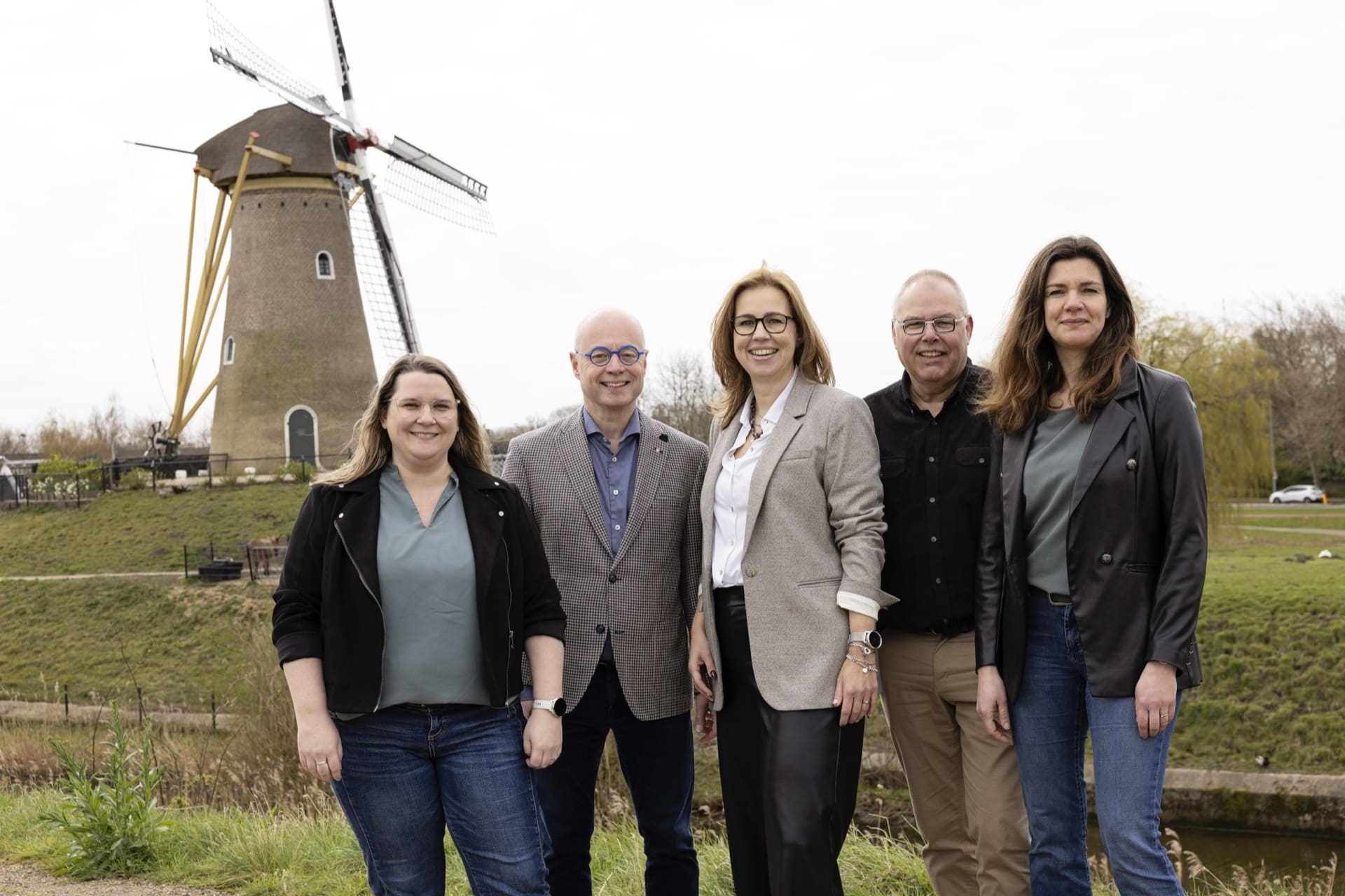 Het team van telt® Hoofddorp op locatie bij een molen