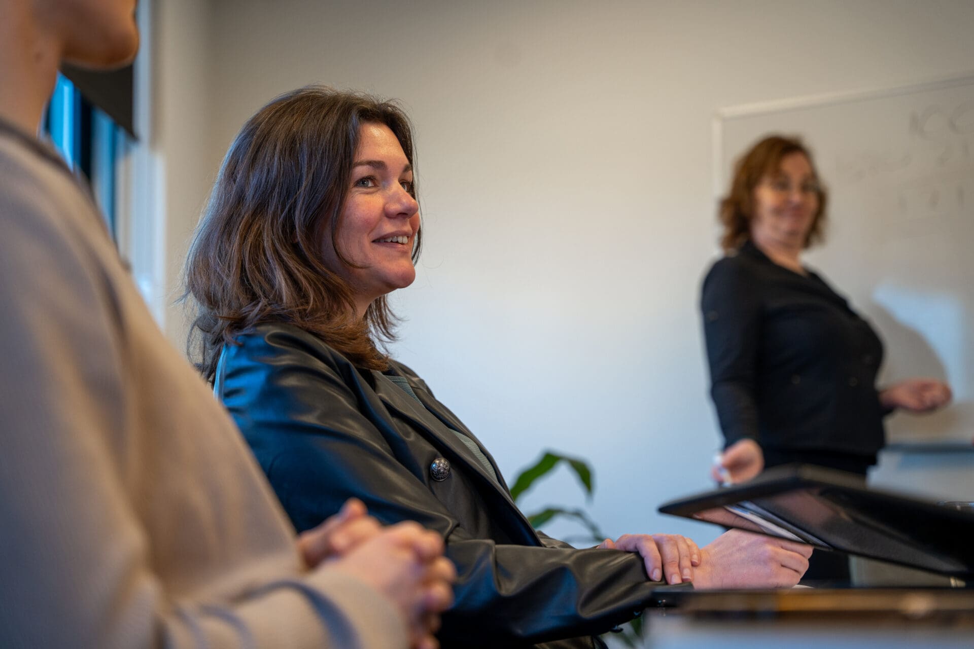 Leen je personeel uit of huur je medewerkers in? Controleer in 2026 of de Wtta gevolgen heeft voor jouw onderneming en welke actie nodig is.